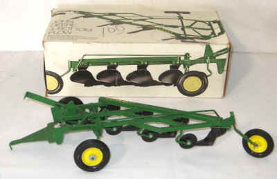 dec 3 farm toys 2 080.jpg (298168 bytes)